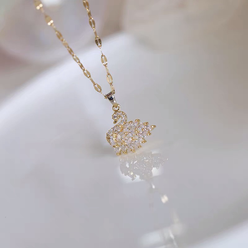 Hàng có sẵn Dây chuyền titan mạ vàng 18K mặt thiên nga dạ quang xu hướng thời trang cho nữ