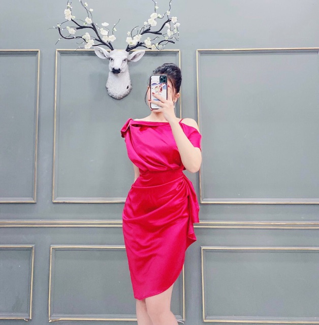 Đầm lệch vai trẻ trung gợi cảm