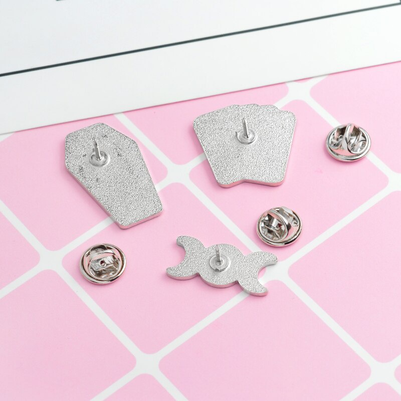 Huy hiệu cài áo bằng da tráng men hình mặt trăng/quả tim/chữ thập