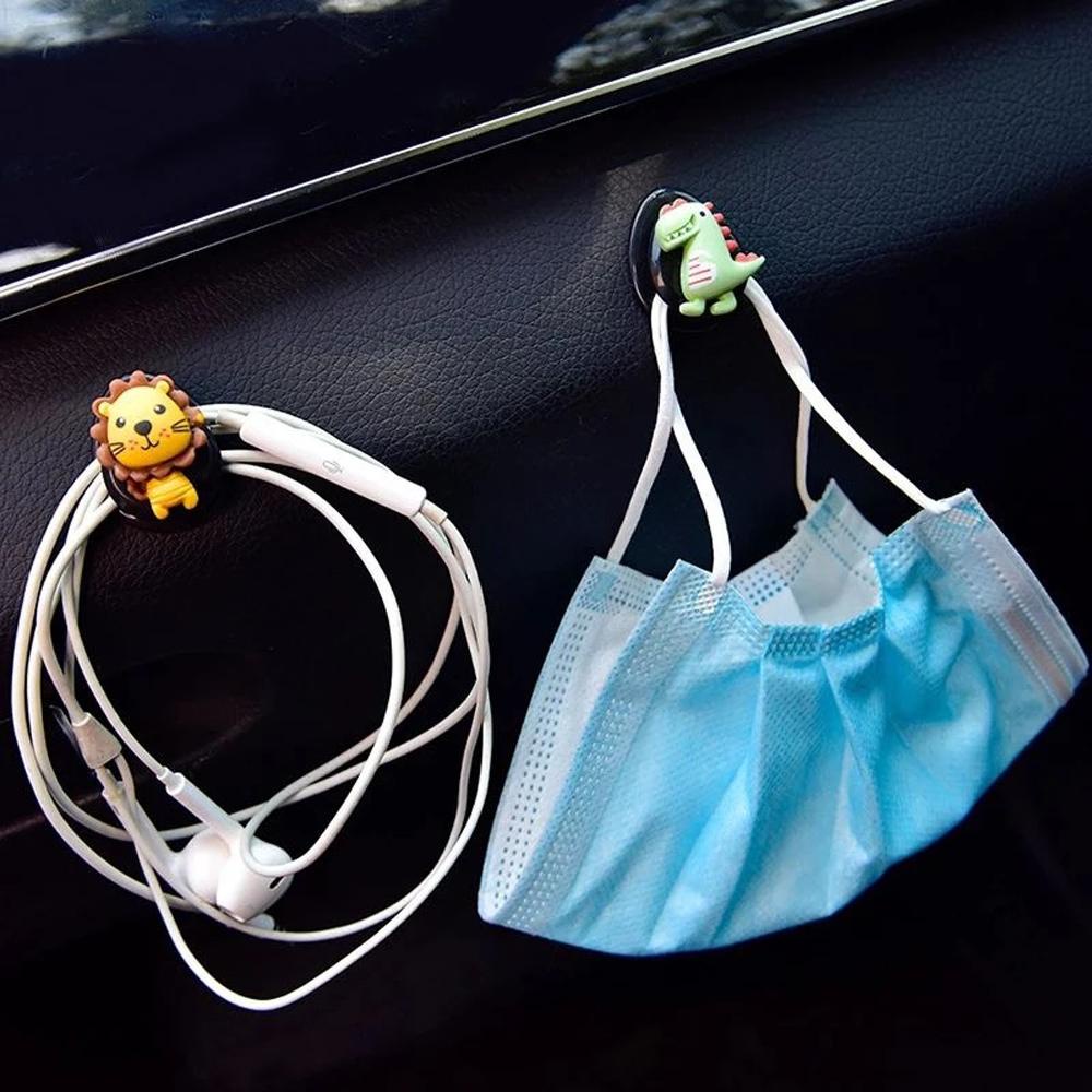 Móc Treo Dây Cáp Sạc USB / Tai Nghe / Chìa Khóa Hình Hoạt Hình Sáng Tạo Cho Xe Hơi