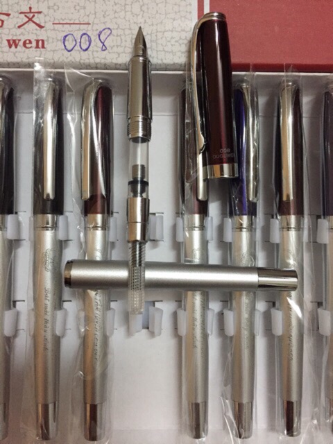 Hộp bút máy Thầy Ánh Ms 008 ( 1 hộp có 15 cái bút). Hàng đẹp, chất lượng đảm bảo.