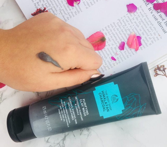 Sữa rửa mặt The Body Shop Himalayan Charcoal Purifying Clay Wash