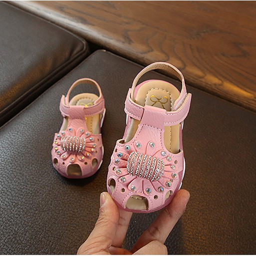 Giày sandal bé gái có đèn led, hàng cao cấp cho bé từ 1 đến 4 tuổi.
