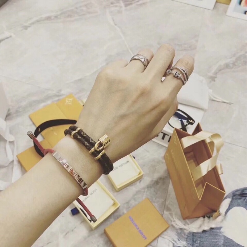Vòng đeo tay unisex chất liệu dây da thật phối kim loại ánh vàng thương hiệu Louis Vuitton LV cao cấp hàng vip 1-1