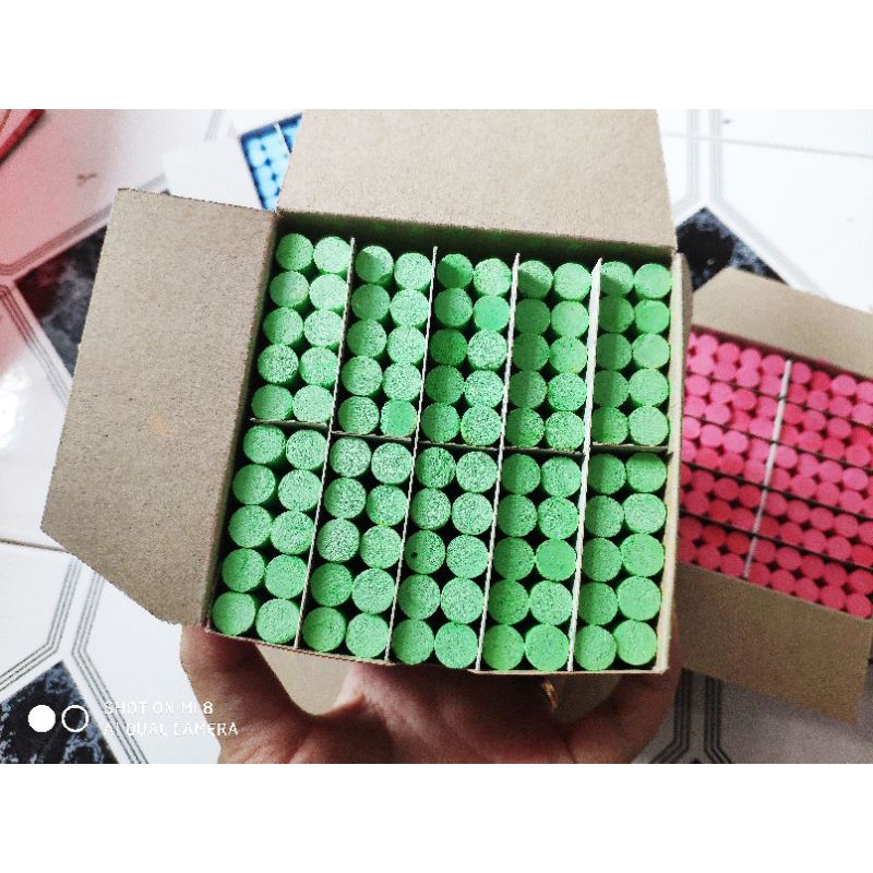 Phấn viết bảng ít bụi hộp nguyên màu như hình .hộp 100 viên