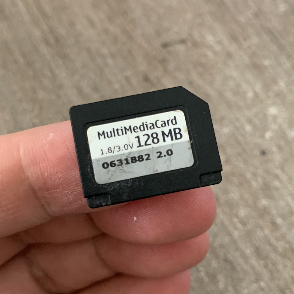Thẻ nhớ MMC dùng cho các dòng điện thoại cổ Nokia, Siemens và nhiều hãng điện thoại khác. ZIPOKA