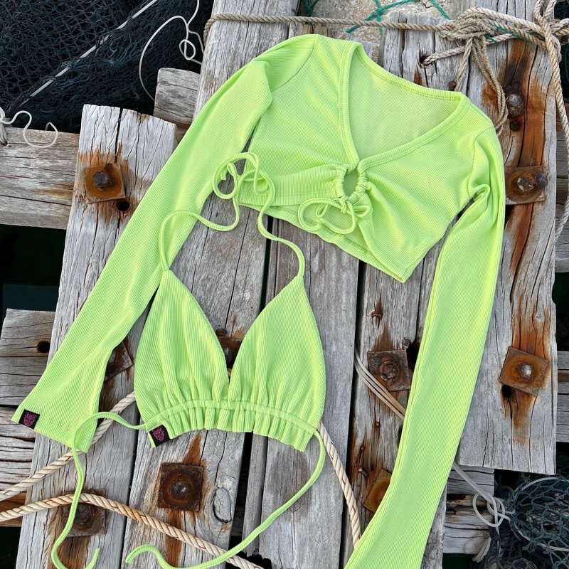 Set áo bikini và áo ngoài màu xanh bơ