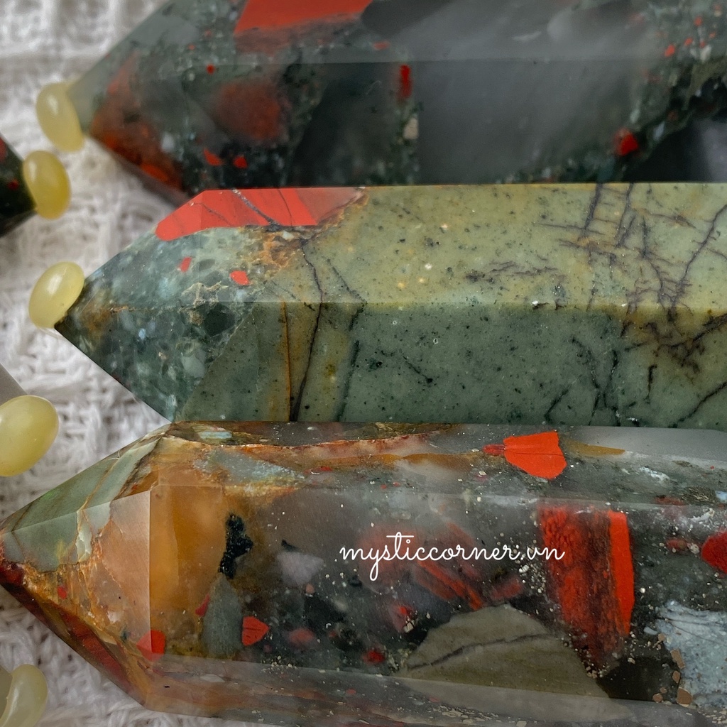 Trụ đá Bloodstone (huyết ngọc) dùng trong năng lượng, reiki, Tarot, phong thủy