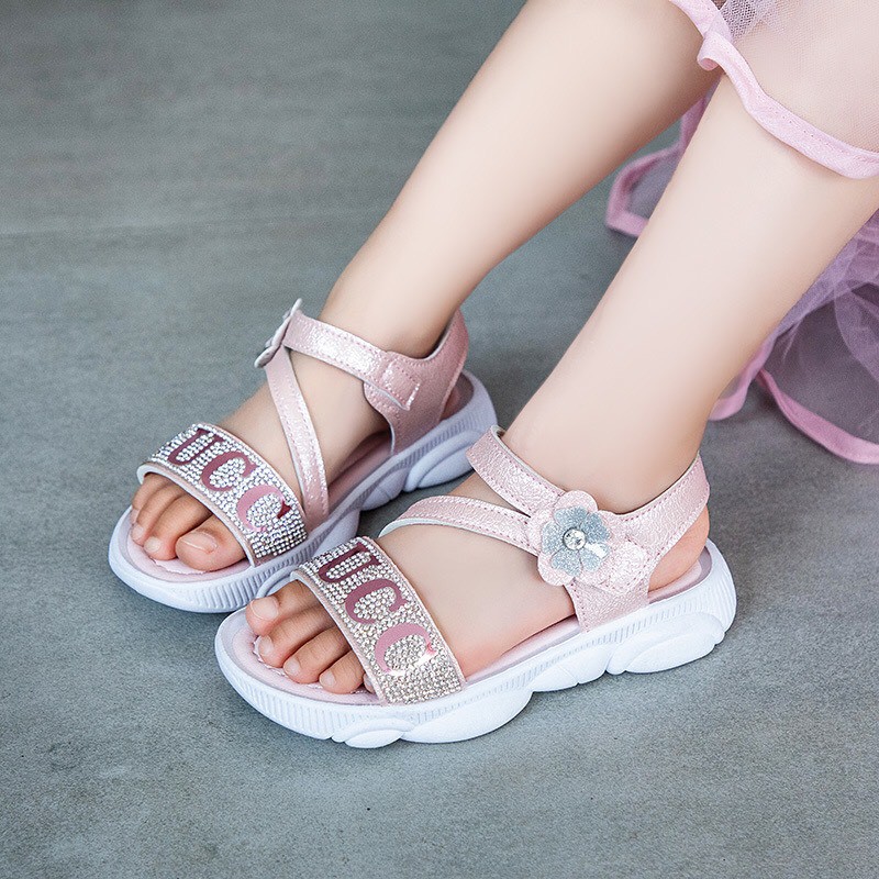 Sandal bé gái gắn hoa phối hạt xinh xắn kèm chữ GUCC XL35