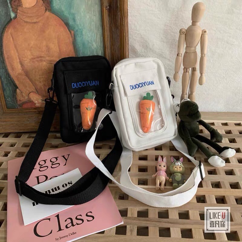 Túi đeo chéo hộp trong suốt kèm huy hiệu cà rốt bằng bông (có sẵn, hình thật)