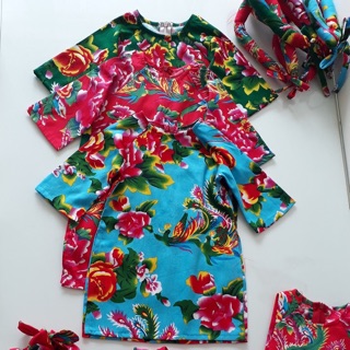 Sẵn bé gái áo dài chĂn con công cho bé màu xanh và đỏ