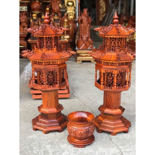 Cặp đèn thờ gỗ hương đá kích thước cao 81 cm đường kính 35 cm.