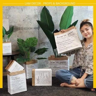Túi giấy đựng đồ hoặc trang trí khi chụp ảnh sản phẩm