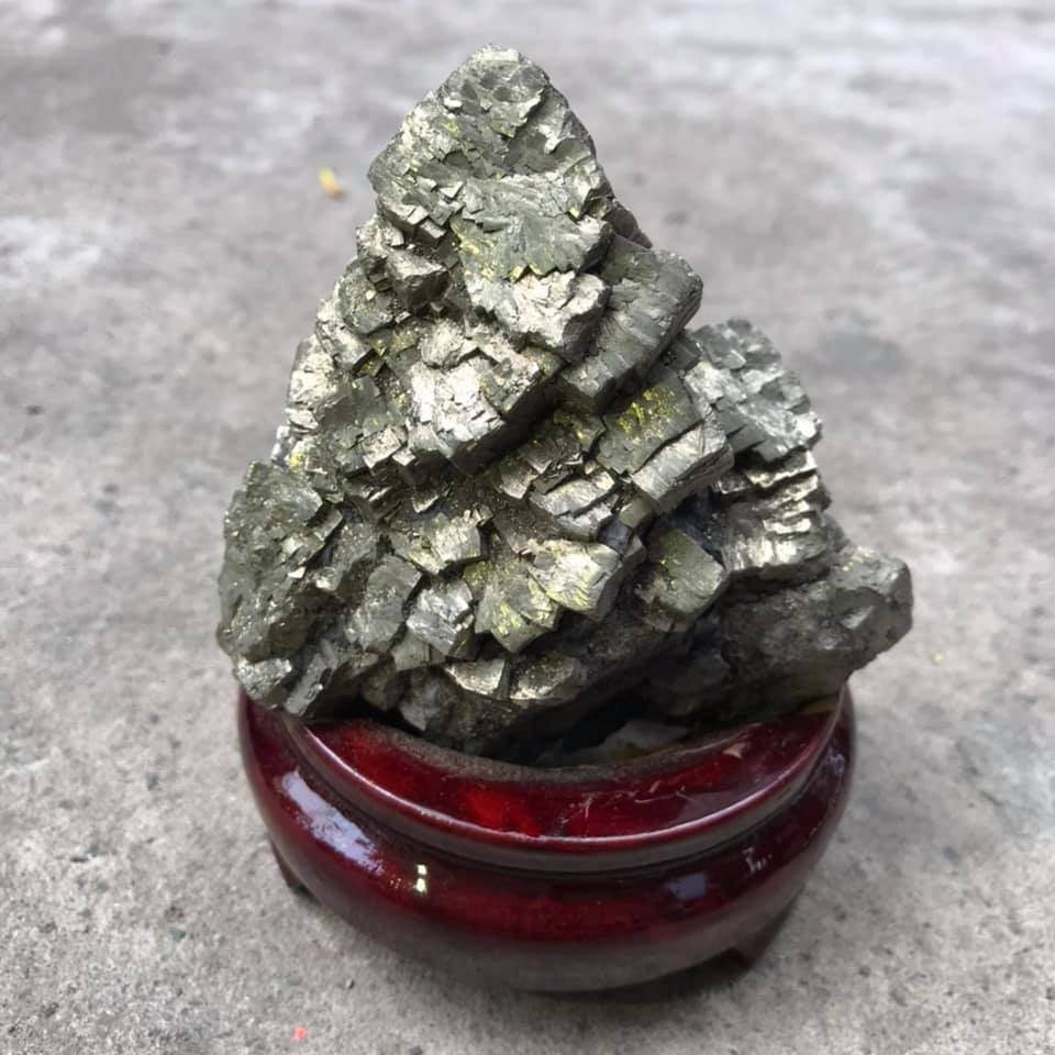 TRỤ ĐÁ VÀNG GĂM PIRIT