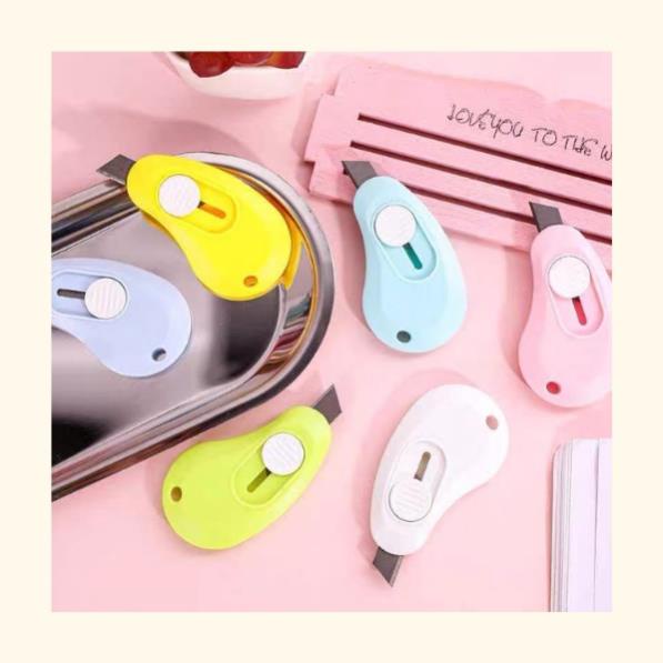 HMD0216 Dao Cắt Dọc - Rọc Giấy Kích Thước Nhỏ Mini Bỏ Túi Hình Quả Bơ Có Nút Bấm Tự Thu Lưỡi Dao Nhiều Màu