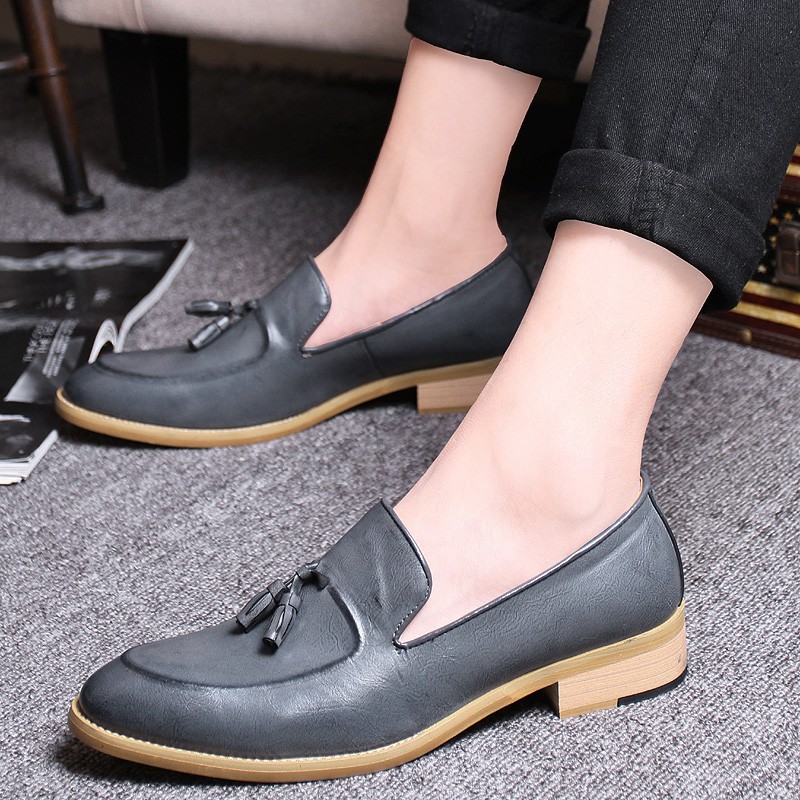 Classic business-style closed-toe leather shoes