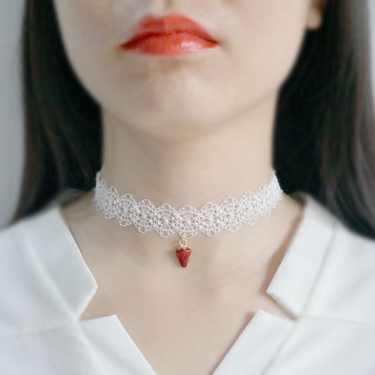 Vòng Cổ Choker Ngắn Phối Ren Hình Dâu Tây Ngọt Ngào