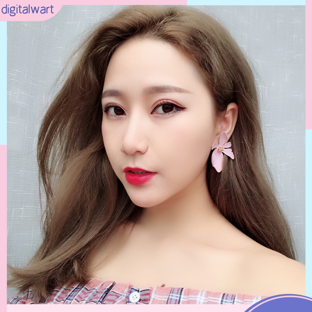 Đôi Bông Tai Hình Hoa Cúc Bằng Kim Loại Thời Trang Cho Nữ
