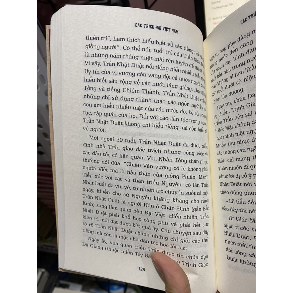 Sách - Các Triều Đại Việt Nam  - Tặng kèm 1 bookmark