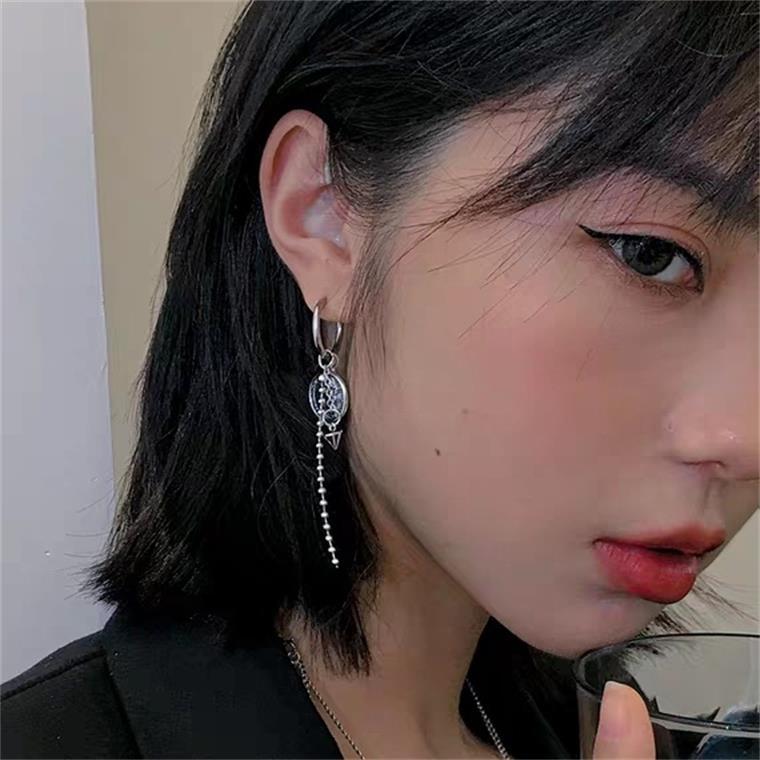 Khuyên tai mặt hình đồng xu chạm khắc phong cách cổ điển
