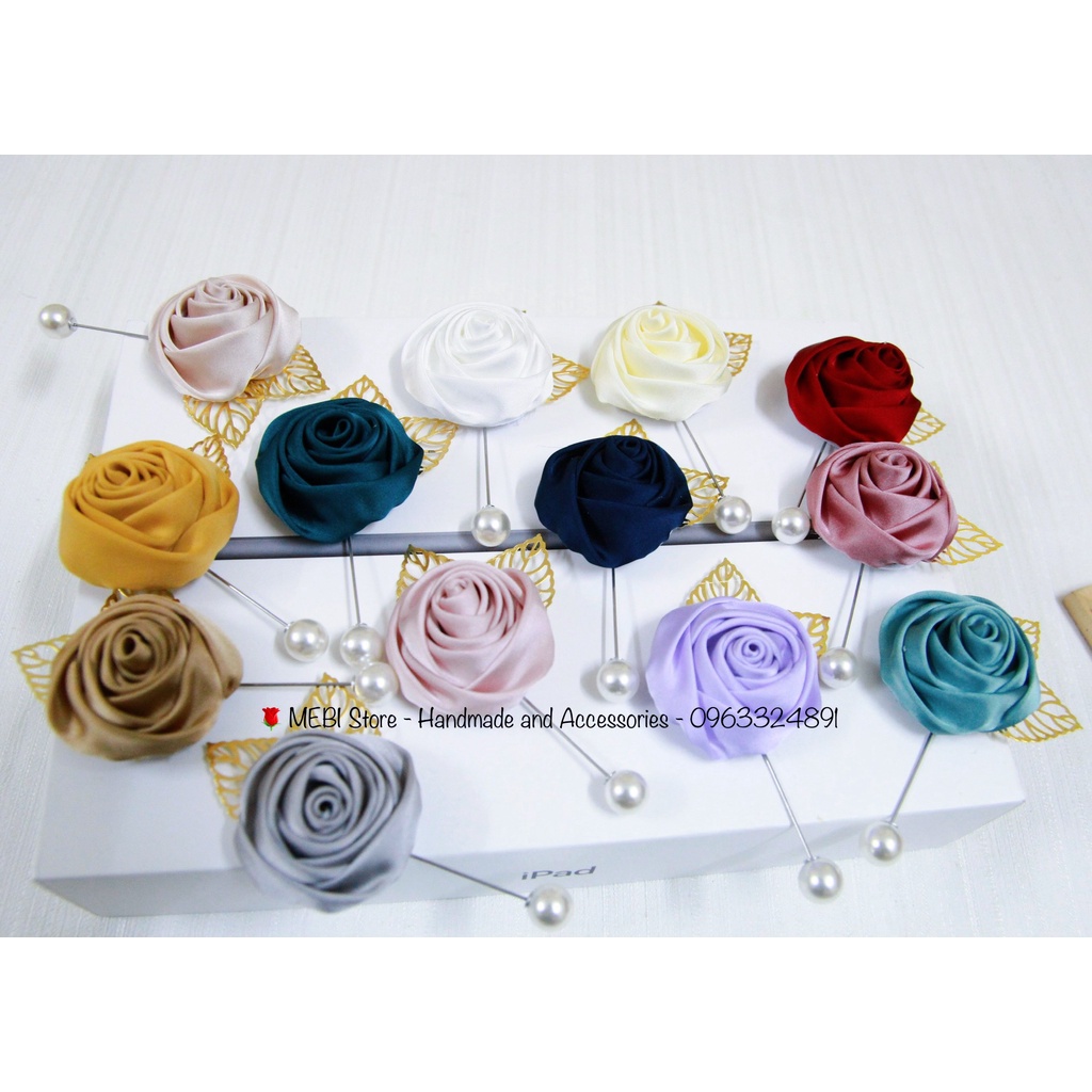 Hoa cài áo handmade hoa hồng cuộn mix 2 lá kim loại