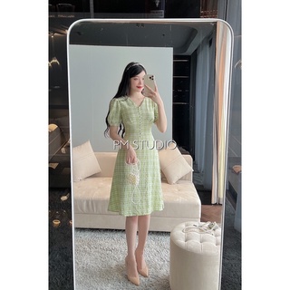 Váy kẻ cúc ngọc cổ v