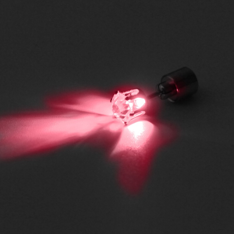 Bông tai có đèn LED phát sáng đổi màu tiện dụng