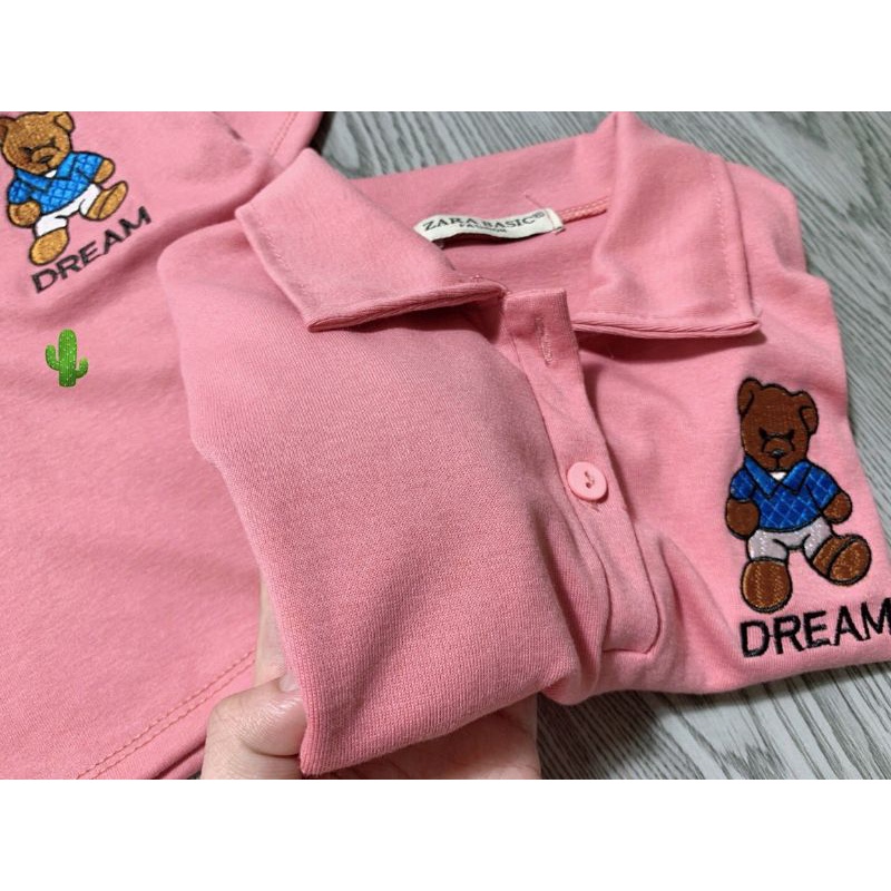 Áo polo croptop thêu gấu chữ DREAM