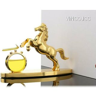ngựa vàng trang trí trên taplo ô tô