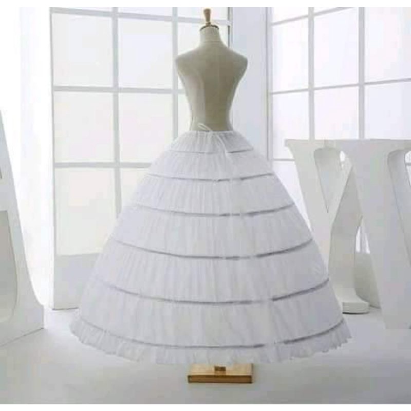 Tùng mặc chân váy cưới