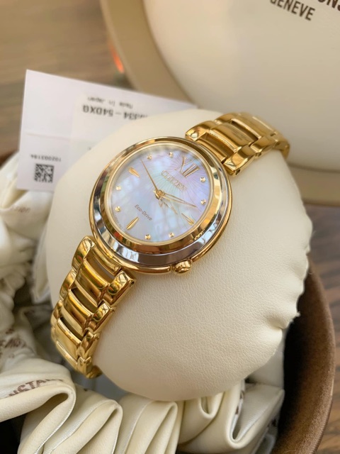 Đồng hồ nữ Citizen Sunrise EM0334-54D 30mm, máy Eco Drive năng lượng mặt trời, kính Sapphire, mặt xà cừ, mạ vàng PVD