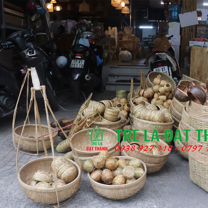 Đôi quang gánh cắm hoa trang trí bàn thờ, gồm 1 đòn, 2 giắng gánh và 2 thúng