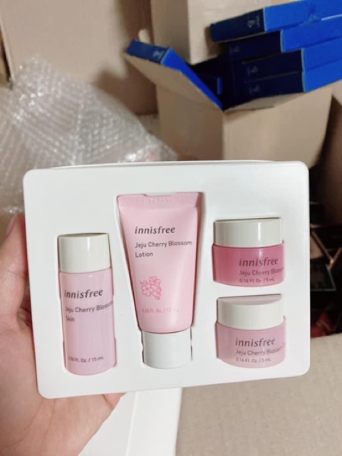 Bộ kit dưỡng ẩm và nâng tone da Innisfree Jeju Cherry Blossom Special Kit