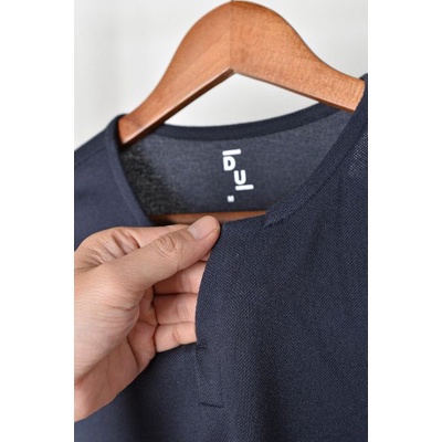 Áo thun tay ngắn cổ tròn xẻ chữ V D.U