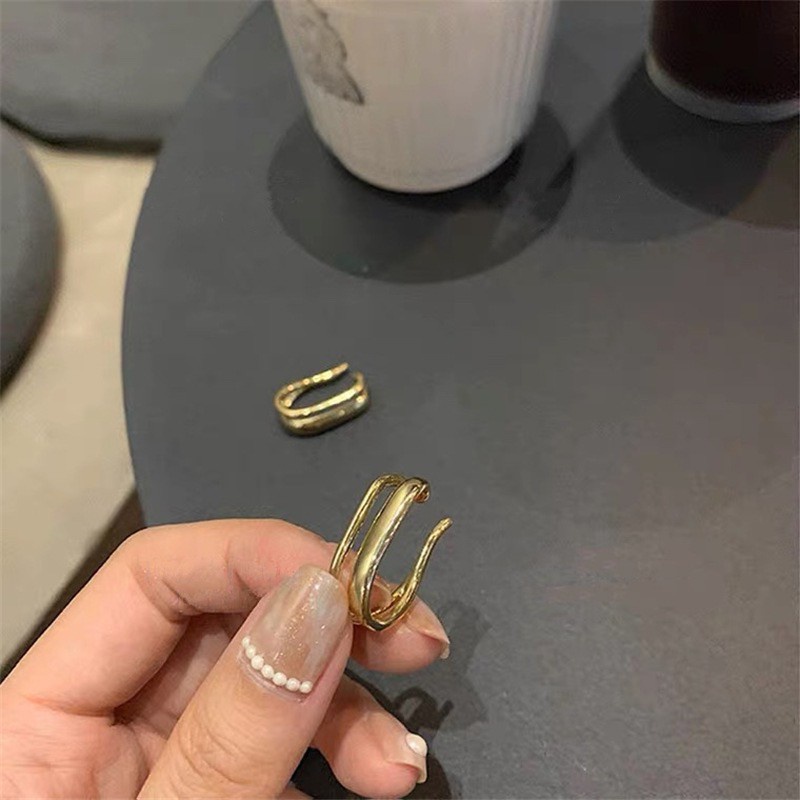 Khuyên kẹp vành tai bằng kim loại thiết kế đơn giản phong cách Nhật Hàn dễ phối đồ thời trang cho nữ