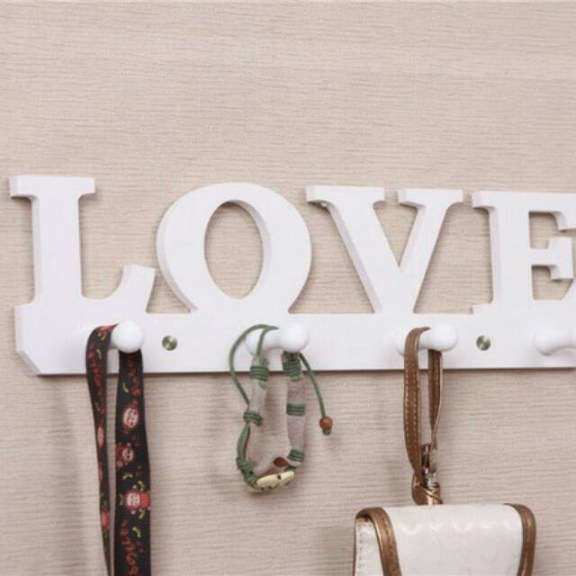 Kệ gỗ treo tường hình chữ LOVE màu trắng