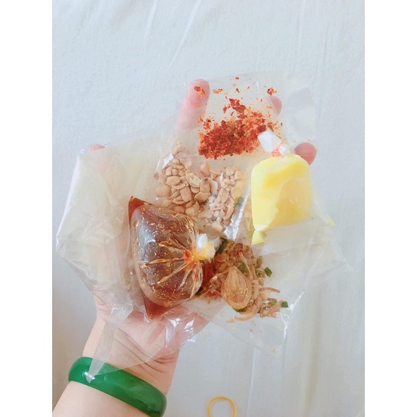 Bánh tráng  bơ me