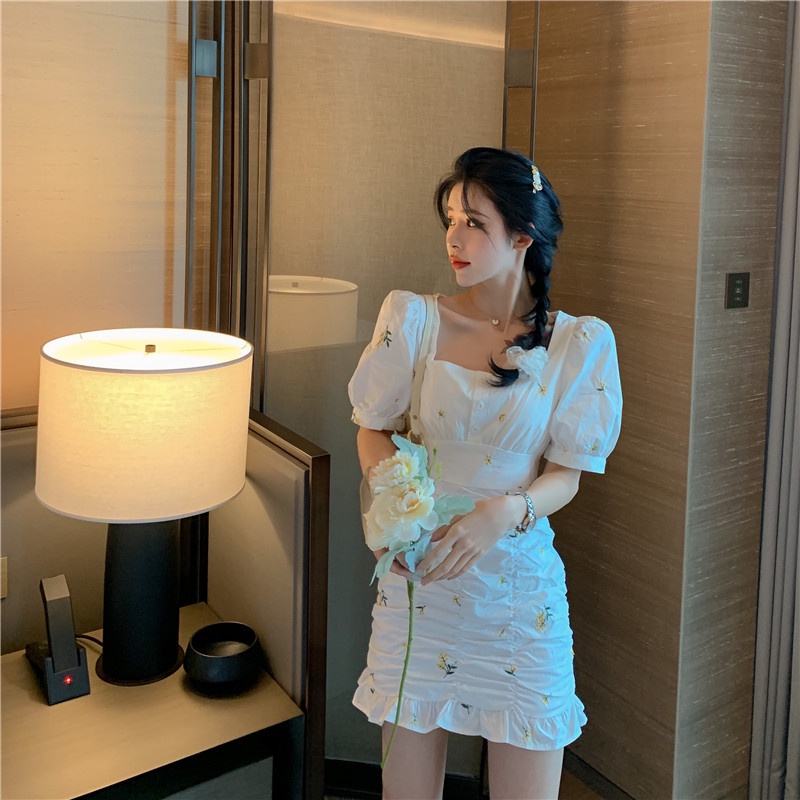 Đầm Đuôi Cá Cổ Vuông Xếp Ly Thêu Hoa Màu Trắng Thời Trang Mùa Hè Mới Cho Nữ