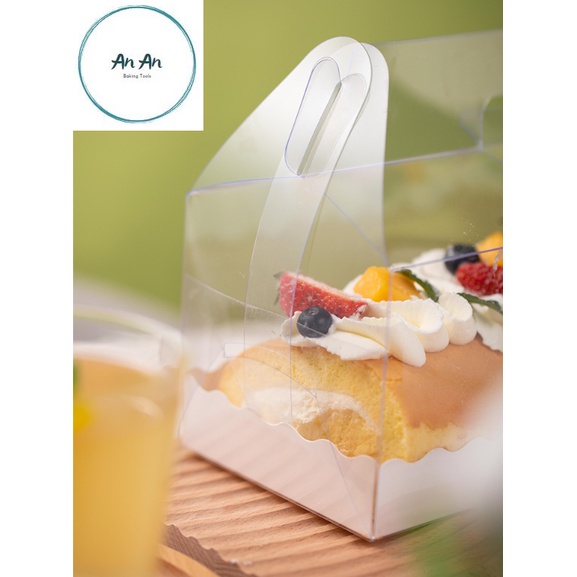 Hộp đựng bánh cuộn bằng mica đế trắng có quai cầm