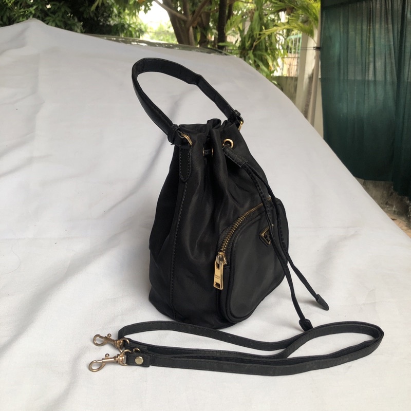 Túi chuẩn si. Túi qua sử dụng. Khách vui lòng xem hình nếu muốn biết thêm thông tin sản phẩm mời khách vô chat. Thanks z