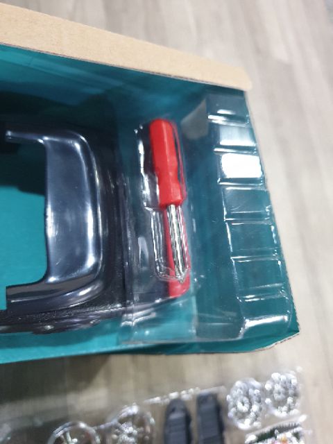 Mô hình Tự Lắp Ráp : Chevrolet Camaro SS tỉ lệ 1/24 hãng Maisto sản xuất