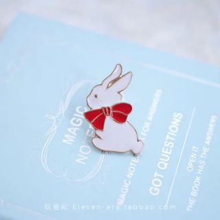 Charm kim loại thỏ nơ đỏ