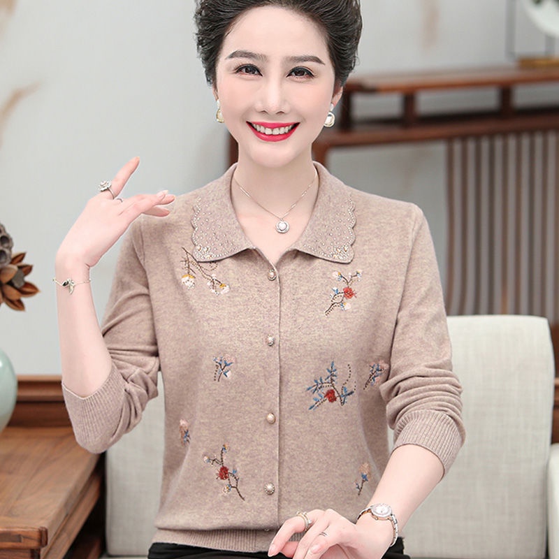 Mẹ mùa xuân và thu áo len dệt kim ve khoác cardigan ngoài của phụ nữ trung niên già