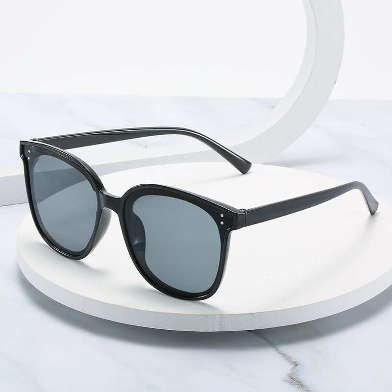 Kính mát nam nữ, mắt kiếng râm thời trang chống nắng du lịch màu đen có hộp K017 | BigBuy360 - bigbuy360.vn