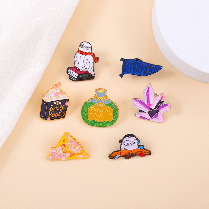 Bác sĩ. Ghim Cài Áo Hình Quyển Sách Ma Thuật Độc Đáo