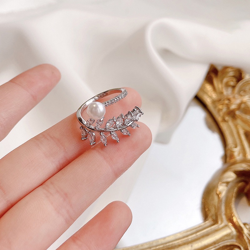 Nhẫn Hở Hình Chiếc Lá Đính Đá Zircon JP5