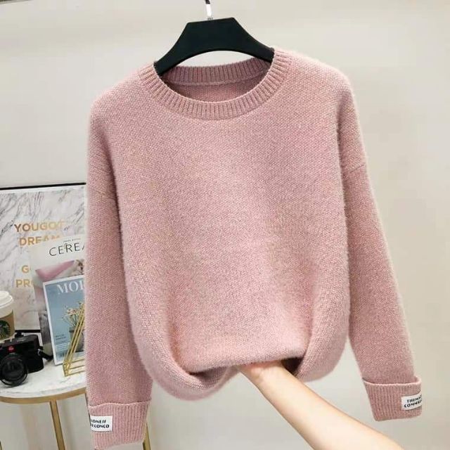 Áo len cổ tròn tay dài dáng thụng.