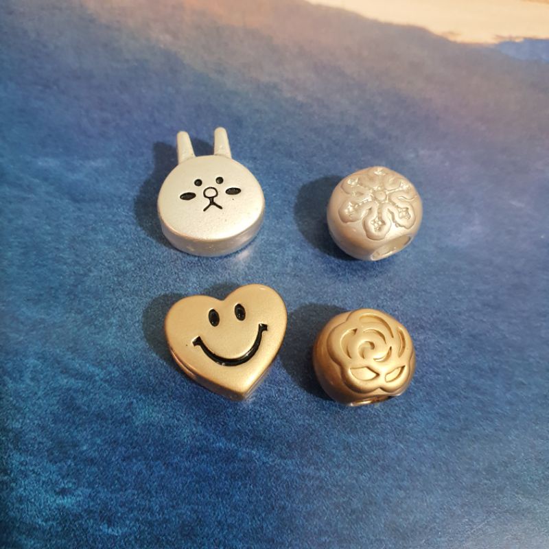 Charm kim loại sơn màu