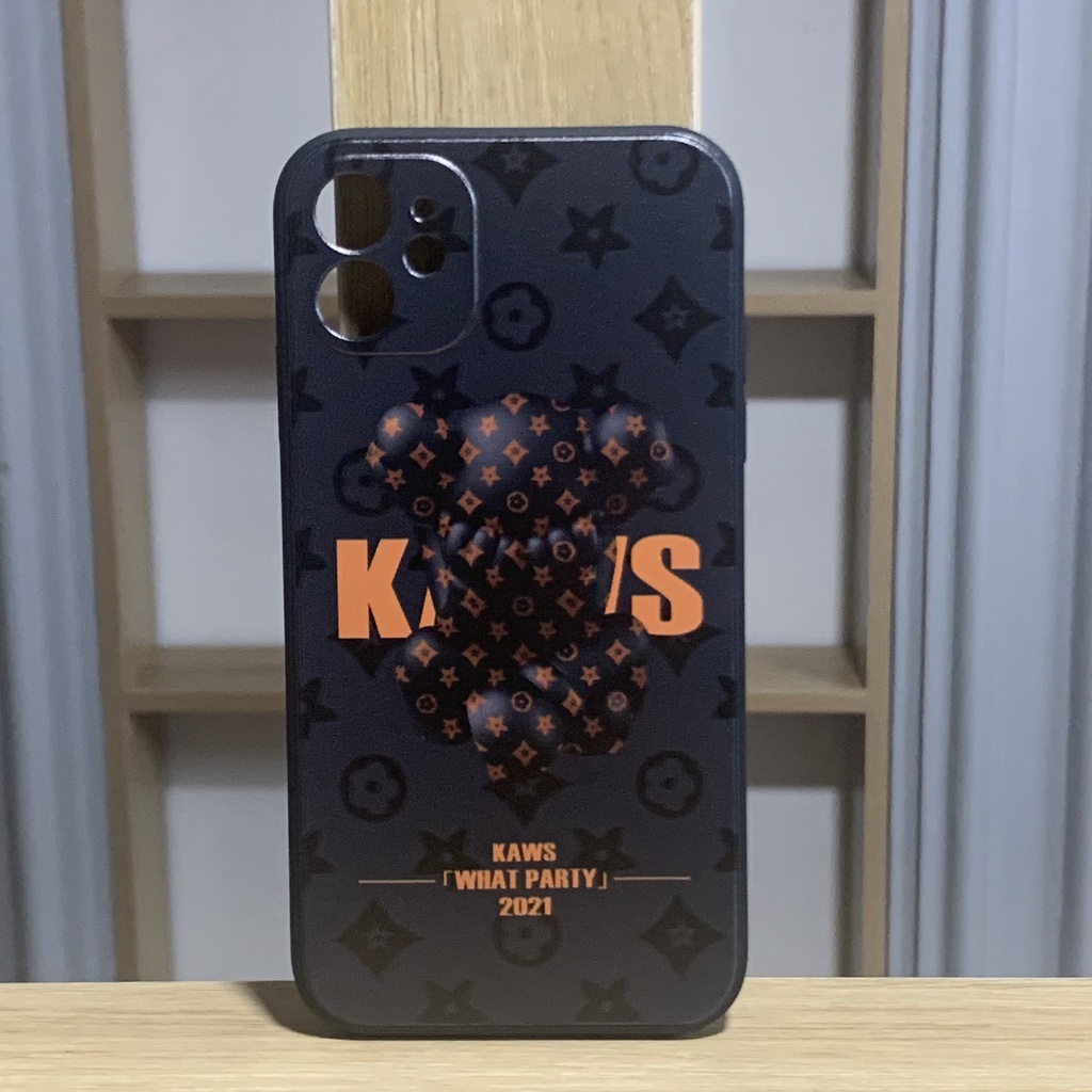 Ốp lưng cạnh vuông Kaws ngồi 13 Pro max / 13 - 6 plus OPBS05