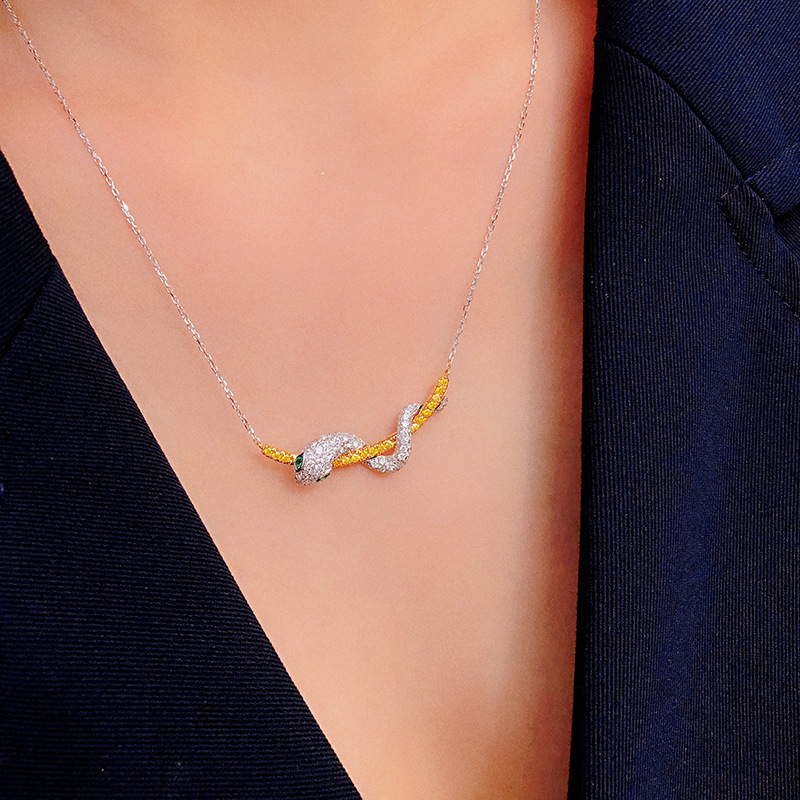 Vòng cổ choker đính đá nhân tạo hình con rắn màu vàng sang trọng